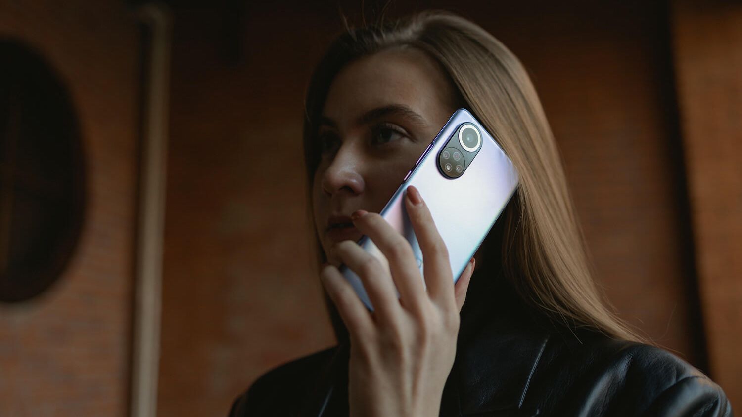 Девушка со смартфоном Huawei nova 9 Девушка со смартфоном Huawei nova 9 - РИА Новости, 1920, 08.11.2021