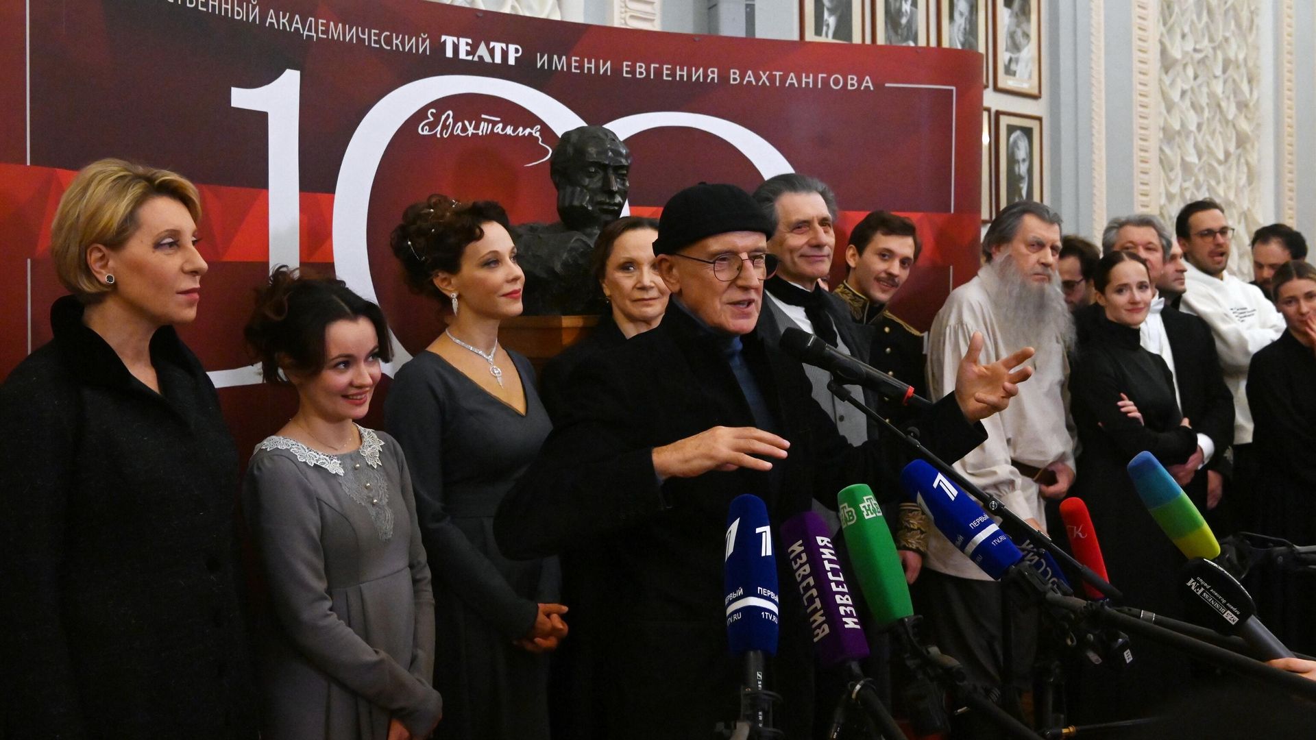 Художественный руководитель Театра имени Евг. Вахтангова Римас Туминас (в центре) общается с журналистами после окончания спектакля Война и мир в фойе Государственного академического театра имени Евгения Вахтангова в Москве. Премьера приурочена к 100-летнему юбилею театра. - РИА Новости, 1920, 08.11.2021
