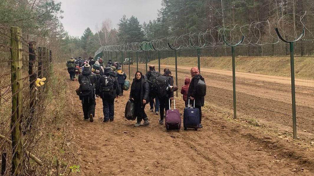 Беженцы на белорусско-польской границе Беженцы на белорусско-польской границе - РИА Новости, 1920, 08.11.2021