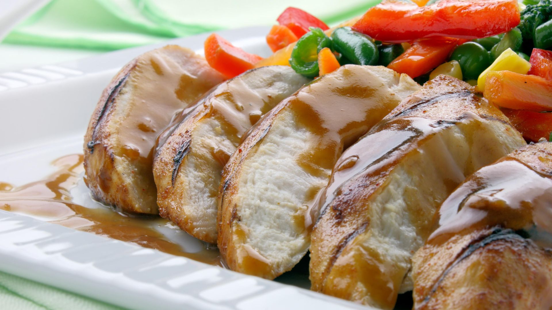 Куриная грудка с соусом и овощами Куриная грудка с соусом и овощами - РИА Новости, 1920, 08.11.2021