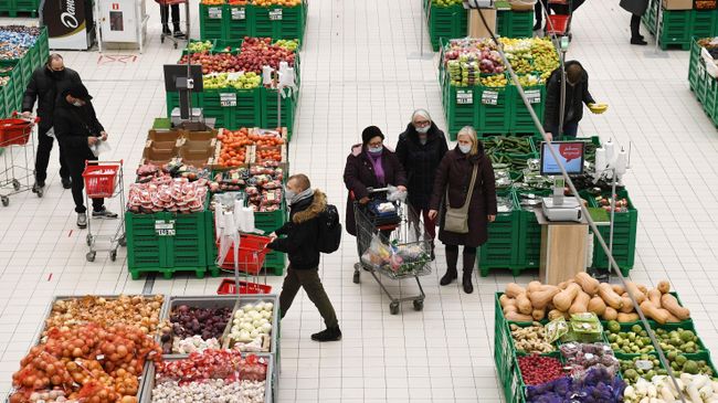 Покупатели в магазине продуктов