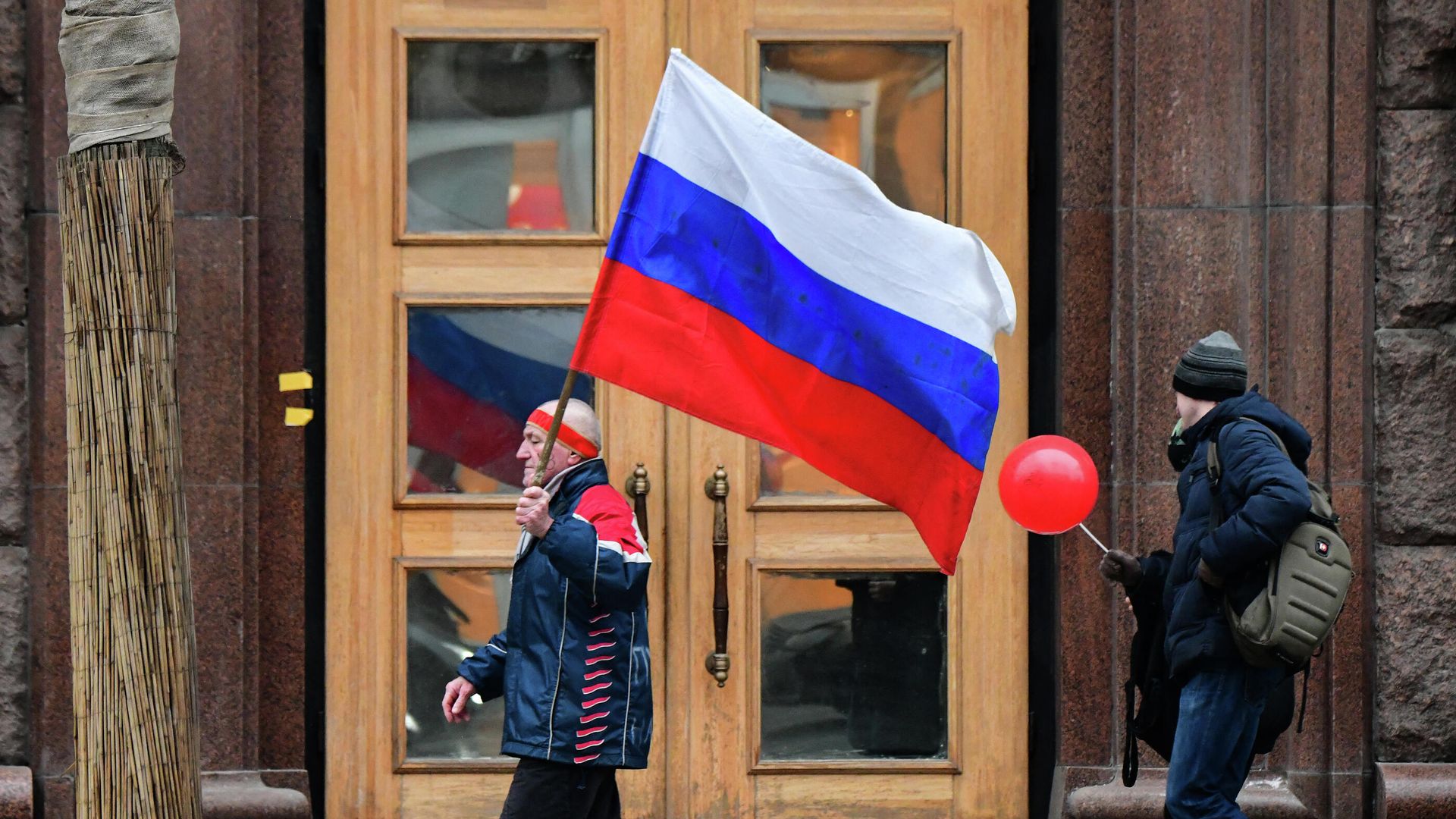 Мужчина идёт с флагом России, Москва Мужчина идёт с флагом России, Москва - РИА Новости, 1920, 09.11.2021