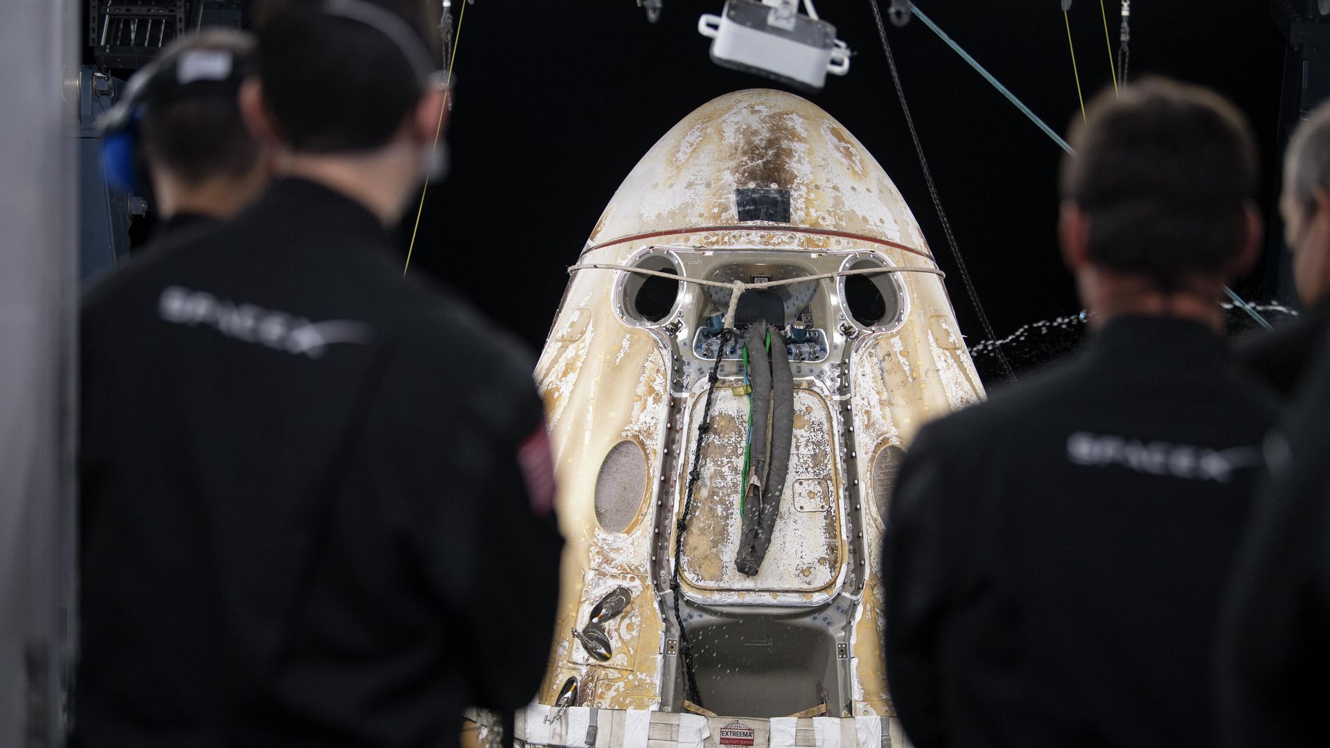 Космический корабль SpaceX Crew Dragon поднимают на борт спасательного судна в Мексиканском заливе Космический корабль SpaceX Crew Dragon поднимают на борт спасательного судна в Мексиканском заливе - РИА Новости, 1920, 09.11.2021
