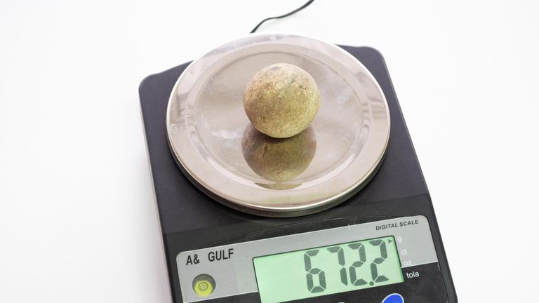 Свинцовое пушечное ядро. Артефакт, найденный на месте Судбищенской битвы Свинцовое пушечное ядро. Артефакт, найденный на месте Судбищенской битвы