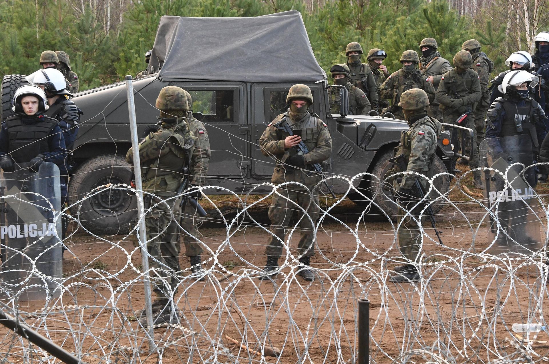Сотрудники польской полиции и военные у лагеря нелегальных мигрантов на белорусско-польской границе Сотрудники польской полиции и военные у лагеря нелегальных мигрантов на белорусско-польской границе - РИА Новости, 1920, 05.06.2024