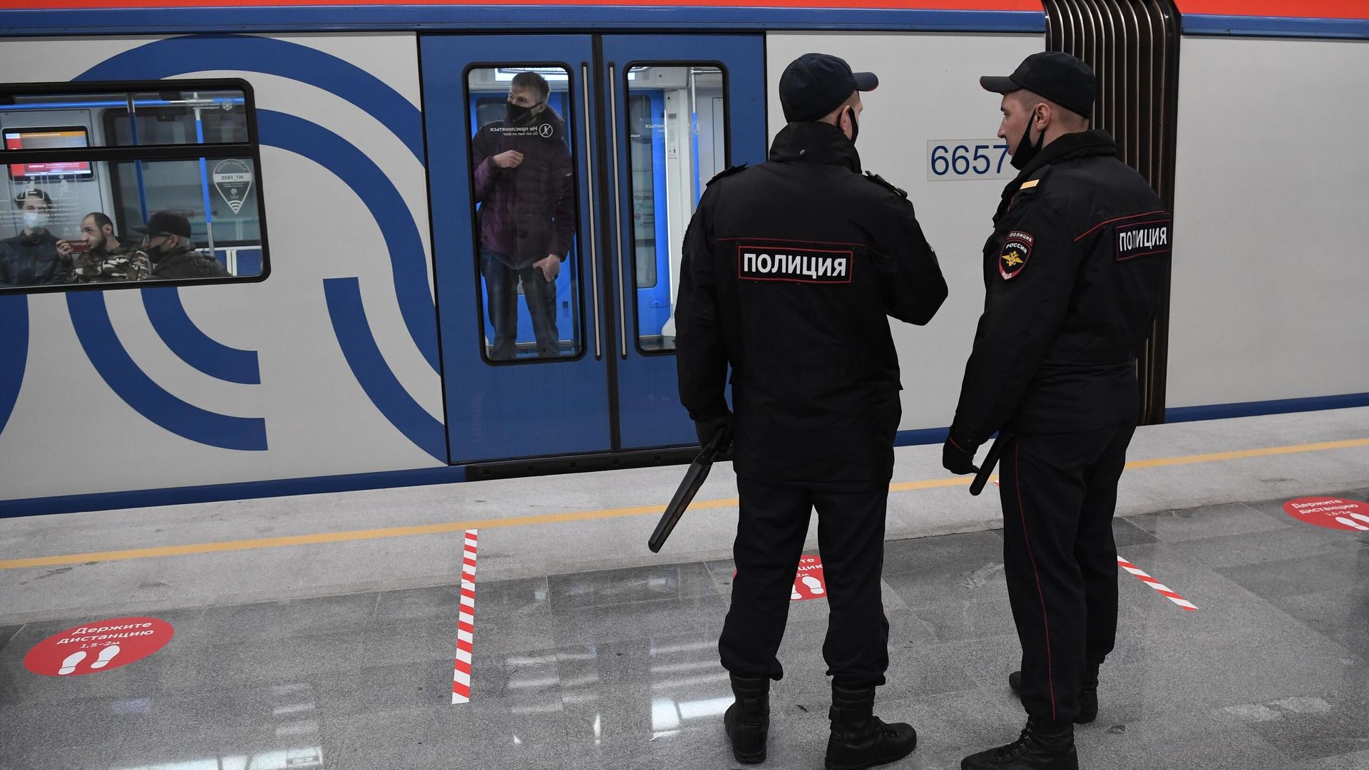 Сотрудники полиции на станции Московского метрополитена Сотрудники полиции на станции Московского метрополитена - РИА Новости, 1920, 18.01.2023