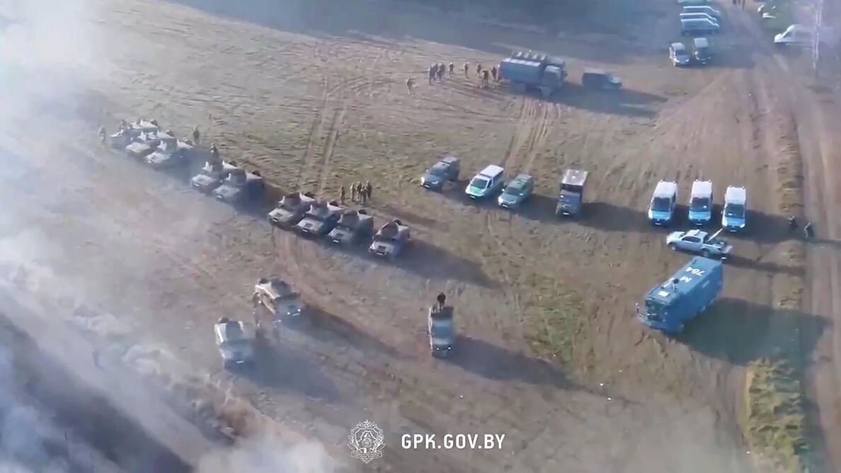 Колонна военной техники на границе Польши и Белоруссии. Кадр видео Колонна военной техники на границе Польши и Белоруссии. Кадр видео - РИА Новости, 1920, 09.11.2021