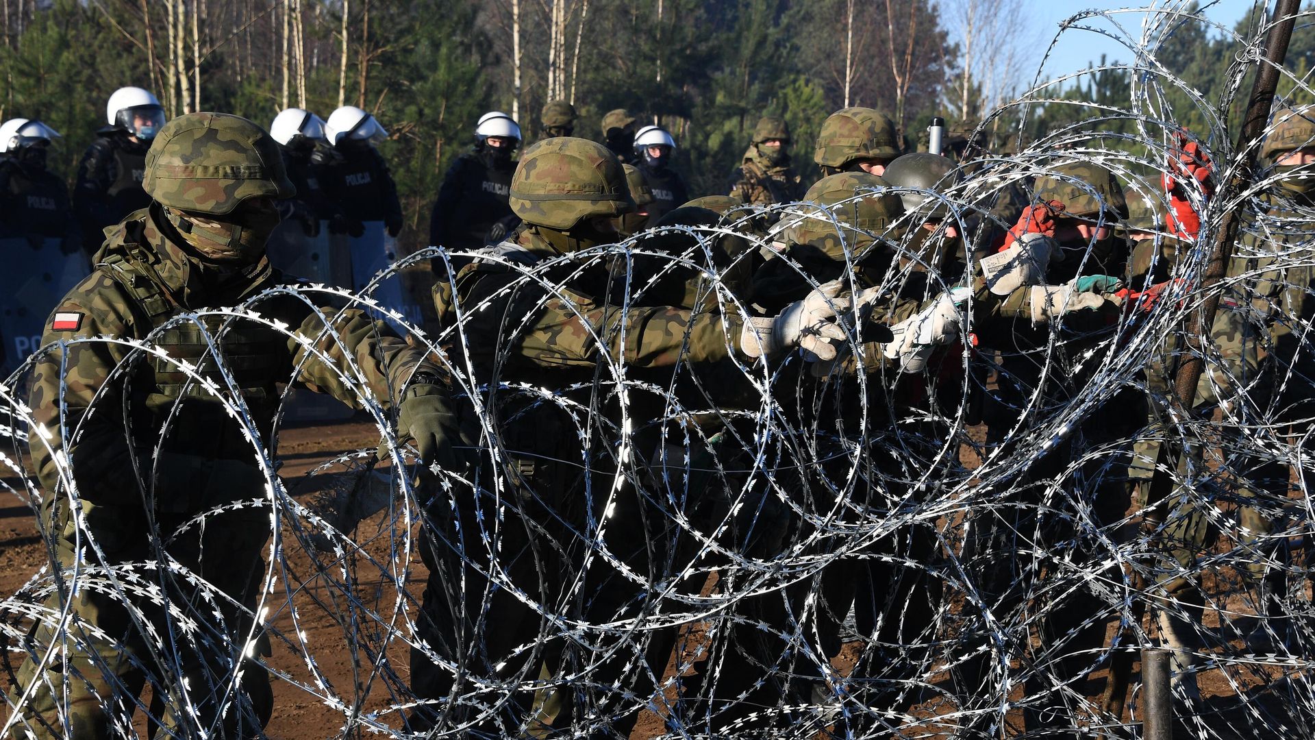 Польские военнослужащие устанавливают забор из колючей проволоки на польско-белорусской границе - РИА Новости, 1920, 10.11.2021