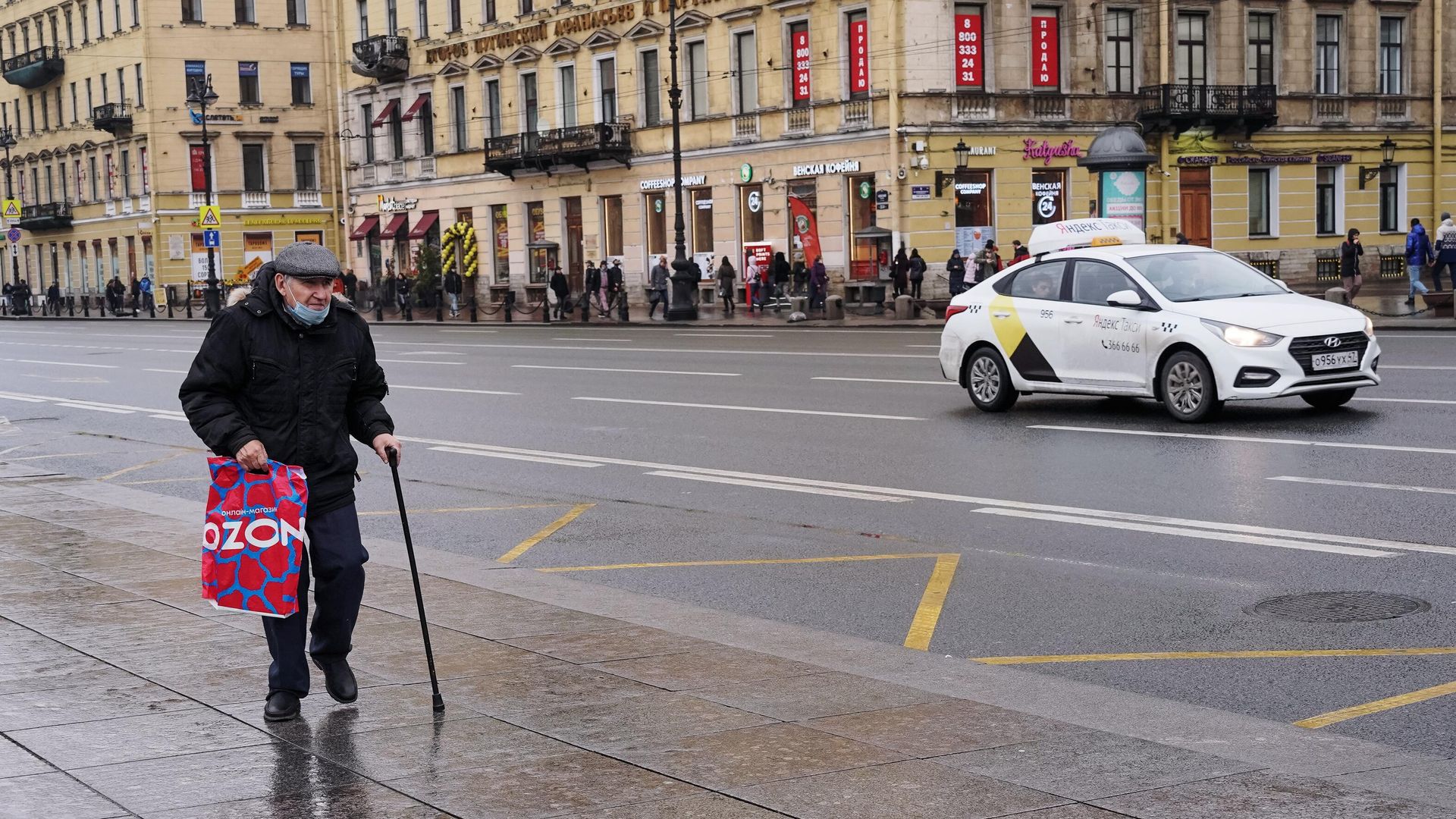 Пожилой мужчина на Невском проспекте в Санкт-Петербурге Пожилой мужчина на Невском проспекте в Санкт-Петербурге - РИА Новости, 1920, 21.01.2022