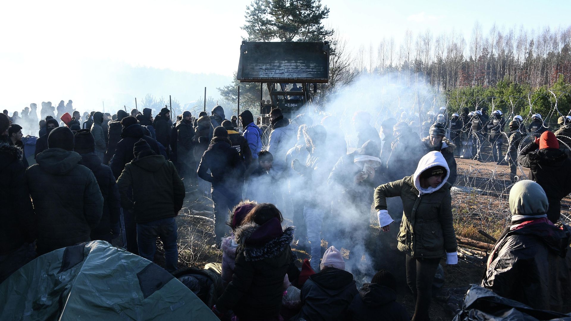 Беженцы в лагере нелегальных мигрантов на белорусско-польской границе Беженцы в лагере нелегальных мигрантов на белорусско-польской границе - РИА Новости, 1920, 10.11.2021