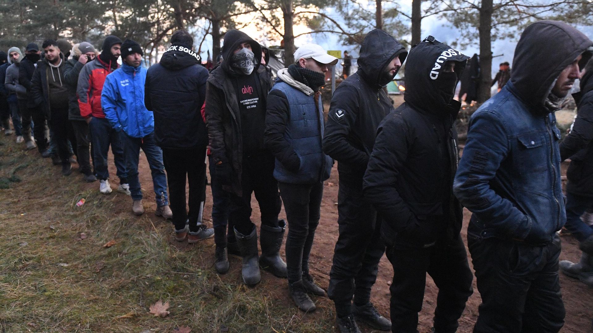 Очередь за водой в лагере нелегальных мигрантов на белорусско-польской границе Очередь за водой в лагере нелегальных мигрантов на белорусско-польской границе - РИА Новости, 1920, 10.11.2021