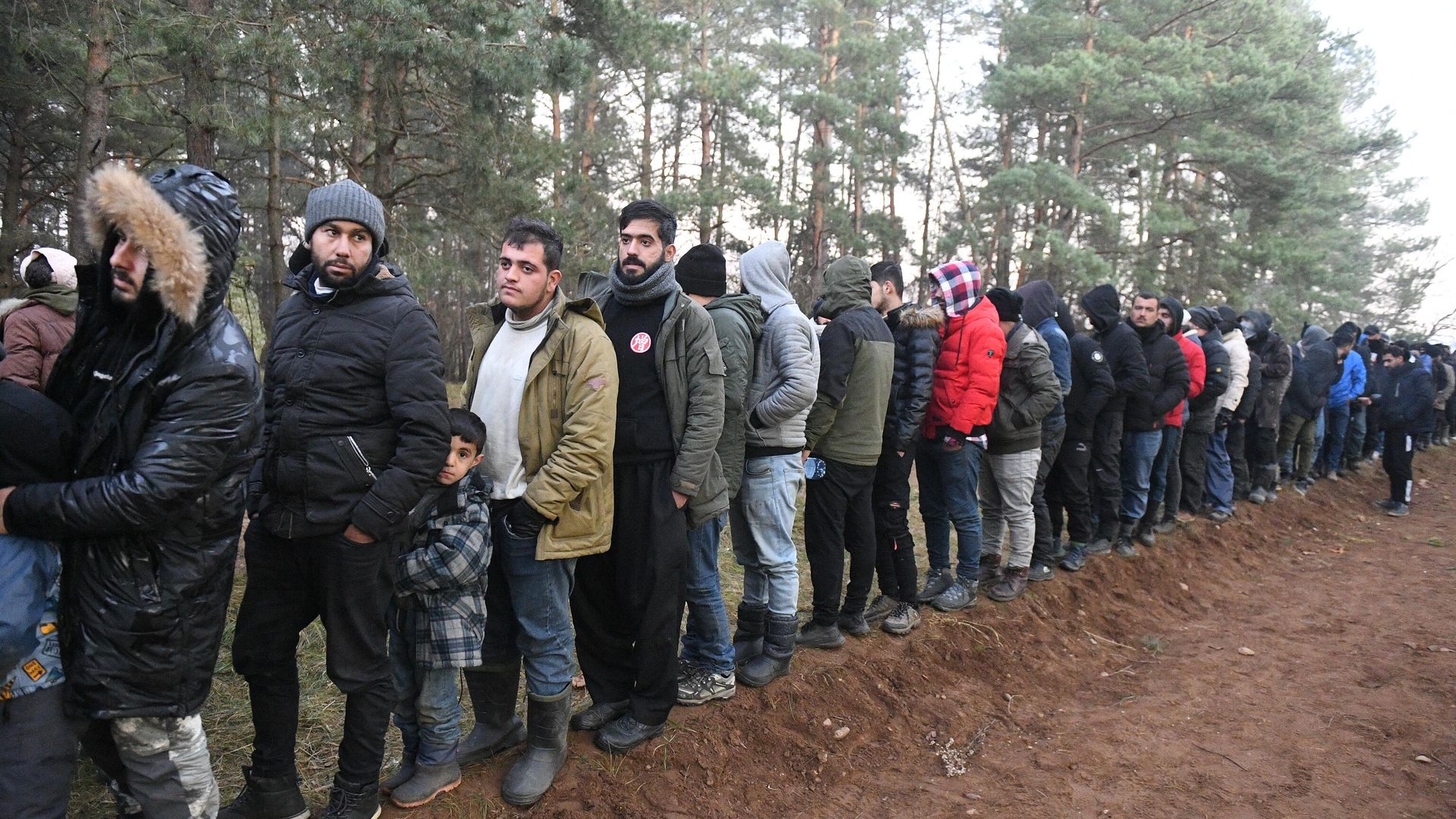 Раздача воды в лагере нелегальных мигрантов на белорусско-польской границе Раздача воды в лагере нелегальных мигрантов на белорусско-польской границе - РИА Новости, 1920, 10.11.2021