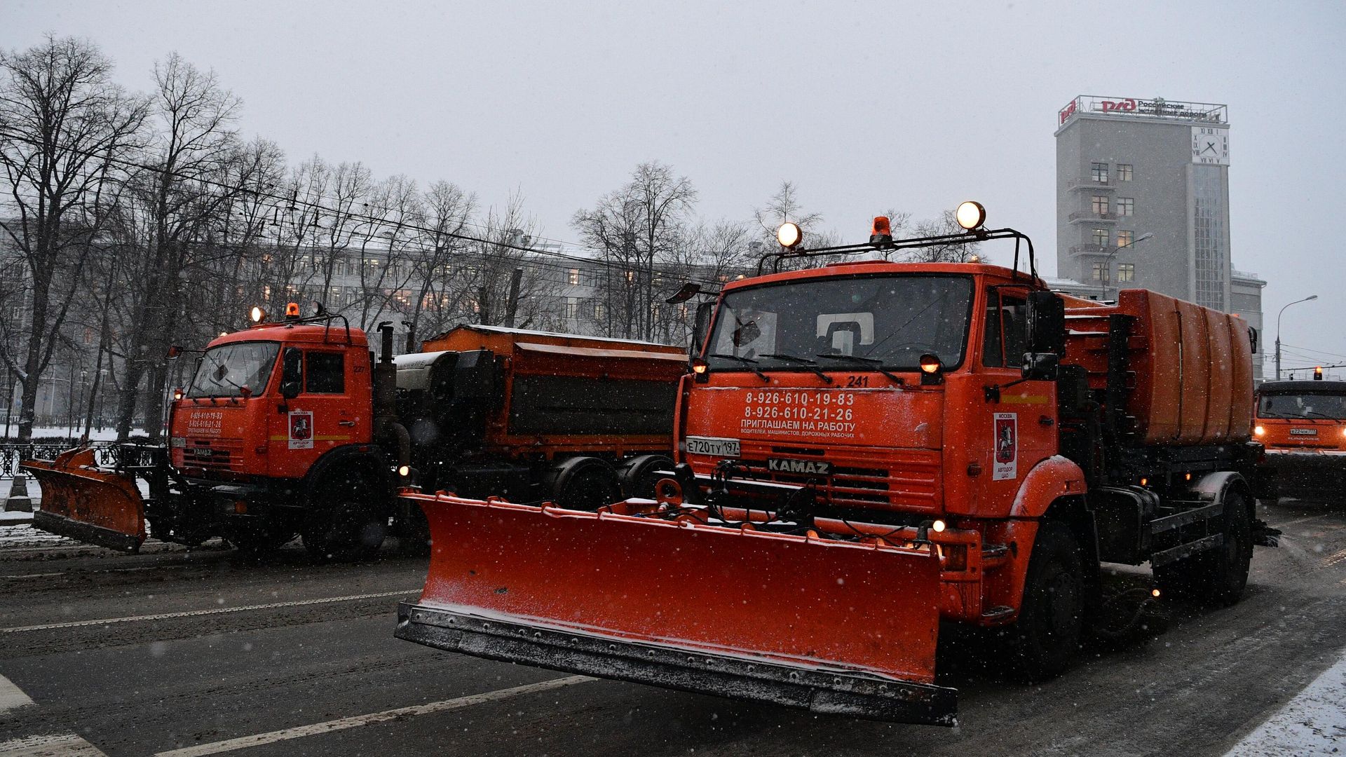 Техника коммунальных служб обрабатывает противоледными реагентами дорогу в Москве - РИА Новости, 1920, 10.11.2021