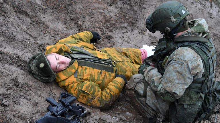 Оказание помощи раненому во время миротворческих учений стран ОДКБ Нерушимое братство - 2021 на полигоне Казанского высшего танкового командного Краснознаменного училища в Татарстане