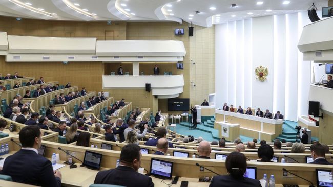 Сенаторы на заседании Совета Федерации РФ