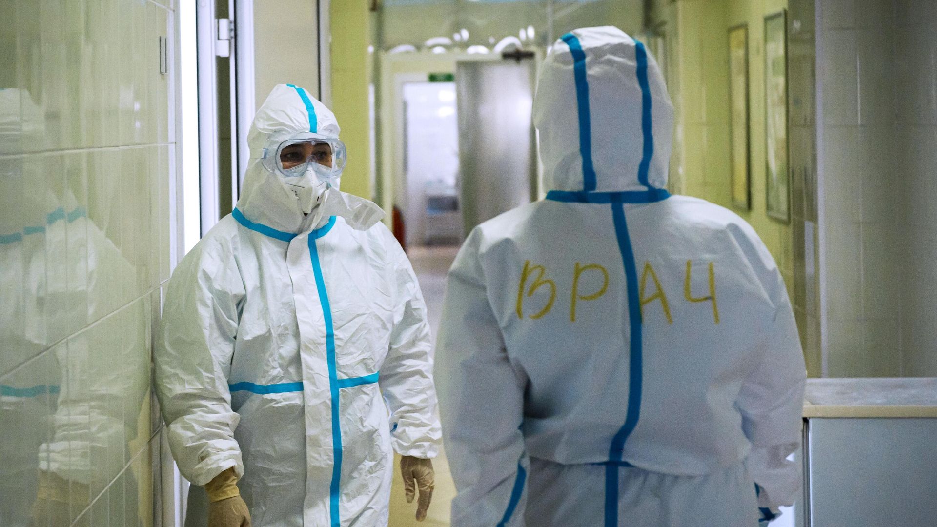 Медицинские сотрудники отделения для пациентов с Covid-19 Медицинские сотрудники отделения для пациентов с Covid-19 - РИА Новости, 1920, 14.11.2021