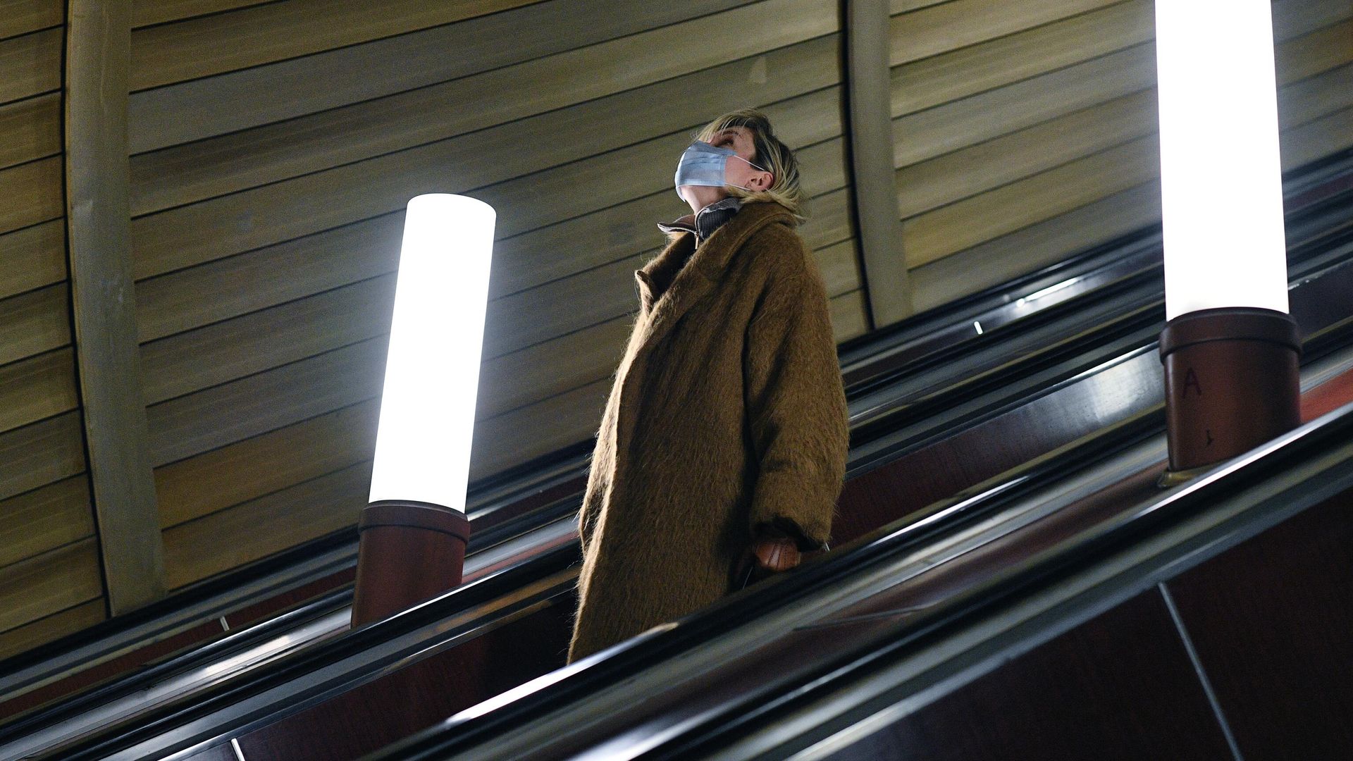 Женщина в защитной маске едет на эскалатора на станции Цветной бульвар Московского метрополитена Женщина в защитной маске едет на эскалатора на станции Цветной бульвар Московского метрополитена - РИА Новости, 1920, 14.01.2022