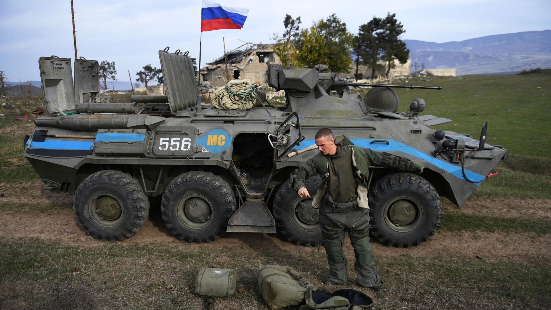 Российский военнослужащий подразделения гуманитарного разминирования у БТР-80 в Нагорном Карабахе Российский военнослужащий подразделения гуманитарного разминирования у БТР-80 в Нагорном Карабахе - РИА Новости, 1920, 31.10.2022