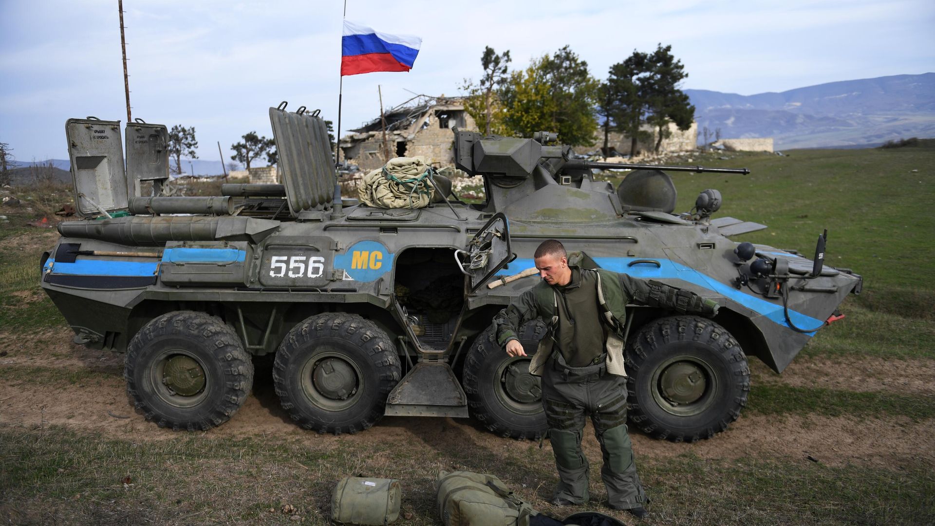 Российский военнослужащий подразделения гуманитарного разминирования у БТР-80 в Нагорном Карабахе Российский военнослужащий подразделения гуманитарного разминирования у БТР-80 в Нагорном Карабахе - РИА Новости, 1920, 31.10.2022