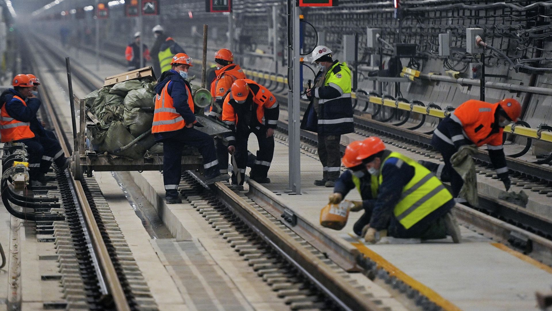 Рабочие на строительстве станции метро Терехово Московского метрополитена на западном участке Большой кольцевой линии Рабочие на строительстве станции метро Терехово Московского метрополитена на западном участке Большой кольцевой линии - РИА Новости, 1920, 18.01.2022