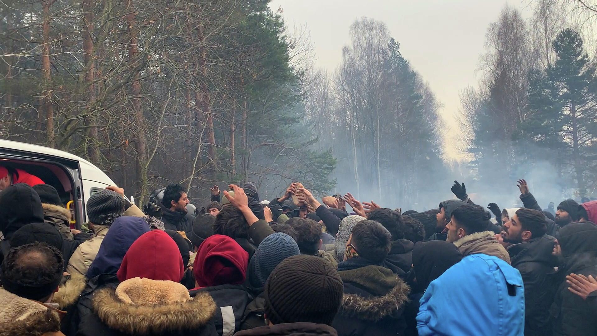 Давка на польско-белорусской границе во время раздачи еды мигрантам Давка на польско-белорусской границе во время раздачи еды мигрантам - РИА Новости, 1920, 11.11.2021
