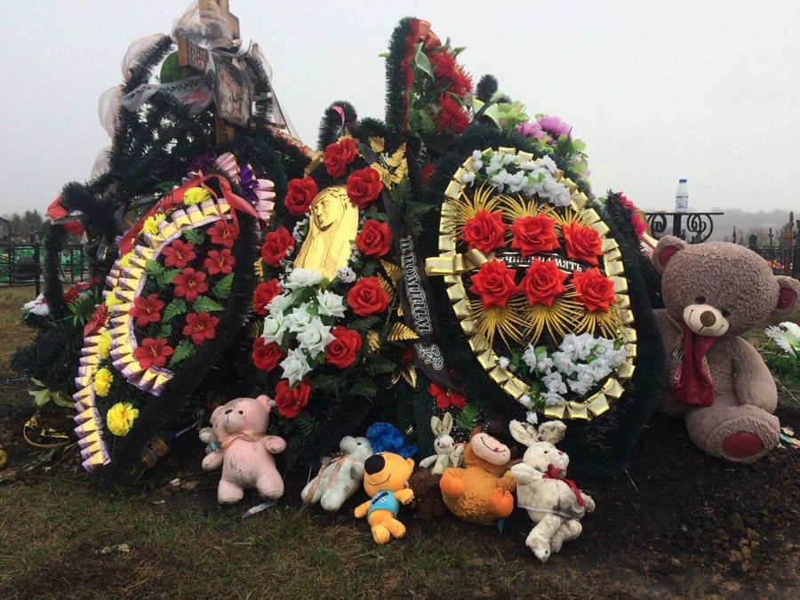 Могила убитой девочки до сих пор завалена игрушками и цветами Могила убитой девочки до сих пор завалена игрушками и цветами