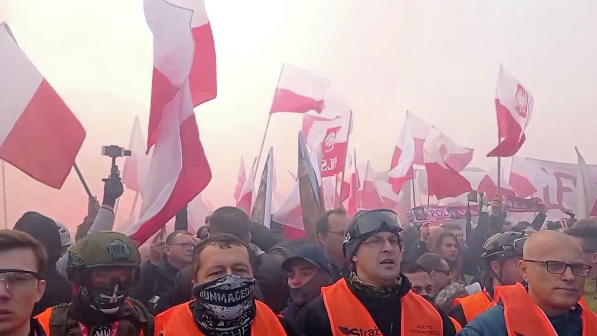 Националисты в Варшаве пришли на многотысячный марш по случаю Дня независимости Националисты в Варшаве пришли на многотысячный марш по случаю Дня независимости - РИА Новости, 1920, 11.11.2021