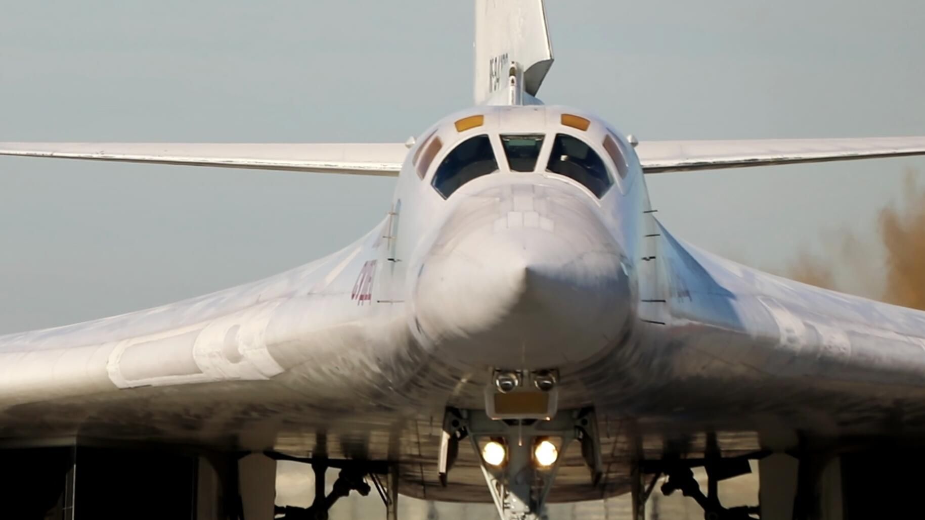 Стратегический бомбардировщик-ракетоносец Ту-160 ВКС РФ на аэродроме перед началом патрулирования в воздушном пространстве Белоруссии. Кадр видео - РИА Новости, 1920, 19.11.2022
