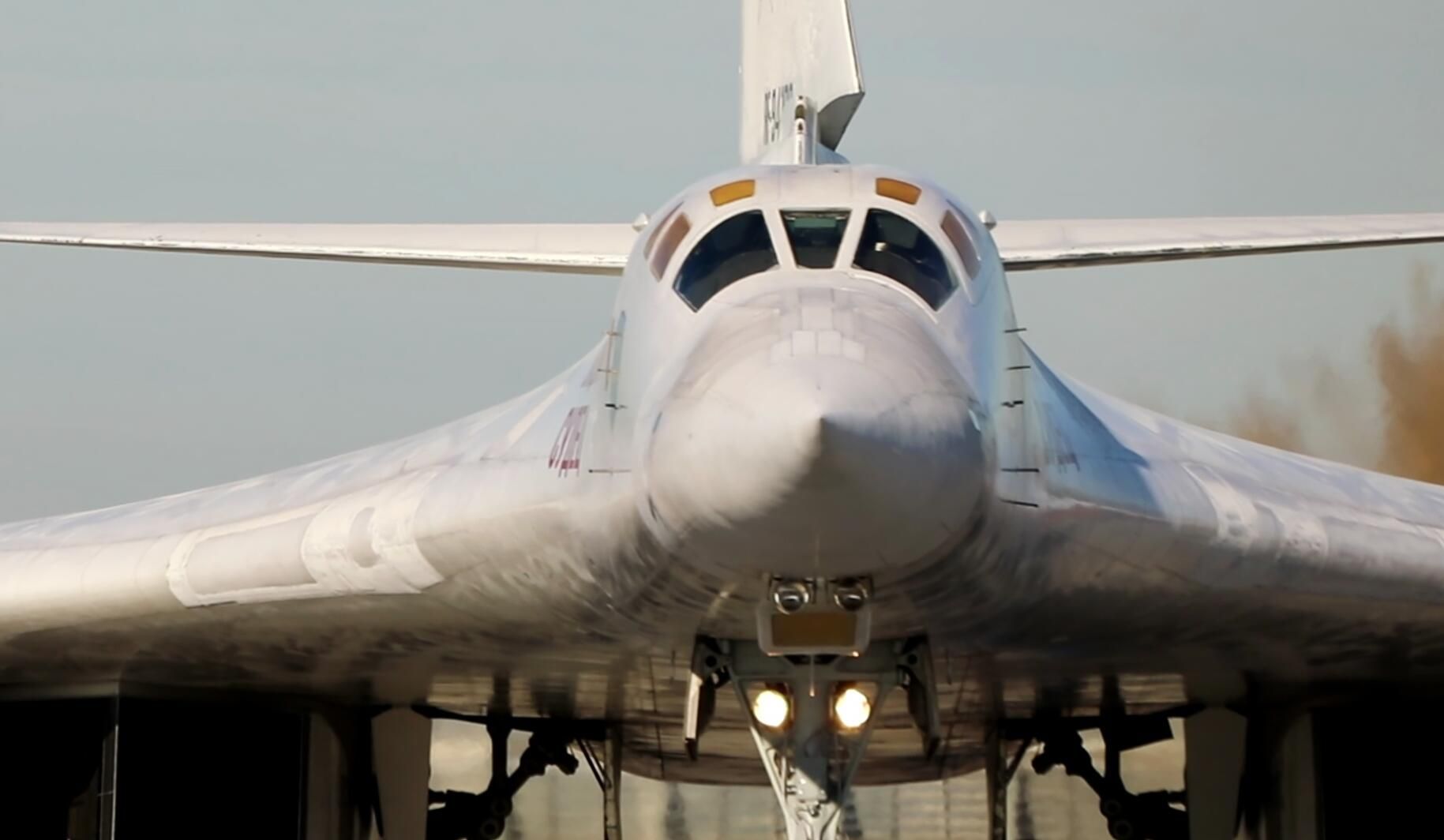 Стратегический бомбардировщик-ракетоносец Ту-160 ВКС РФ на аэродроме перед началом патрулирования в воздушном пространстве Белоруссии. Кадр видео Стратегический бомбардировщик-ракетоносец Ту-160 ВКС РФ на аэродроме перед началом патрулирования в воздушном пространстве Белоруссии. Кадр видео - РИА Новости, 1920, 27.02.2022