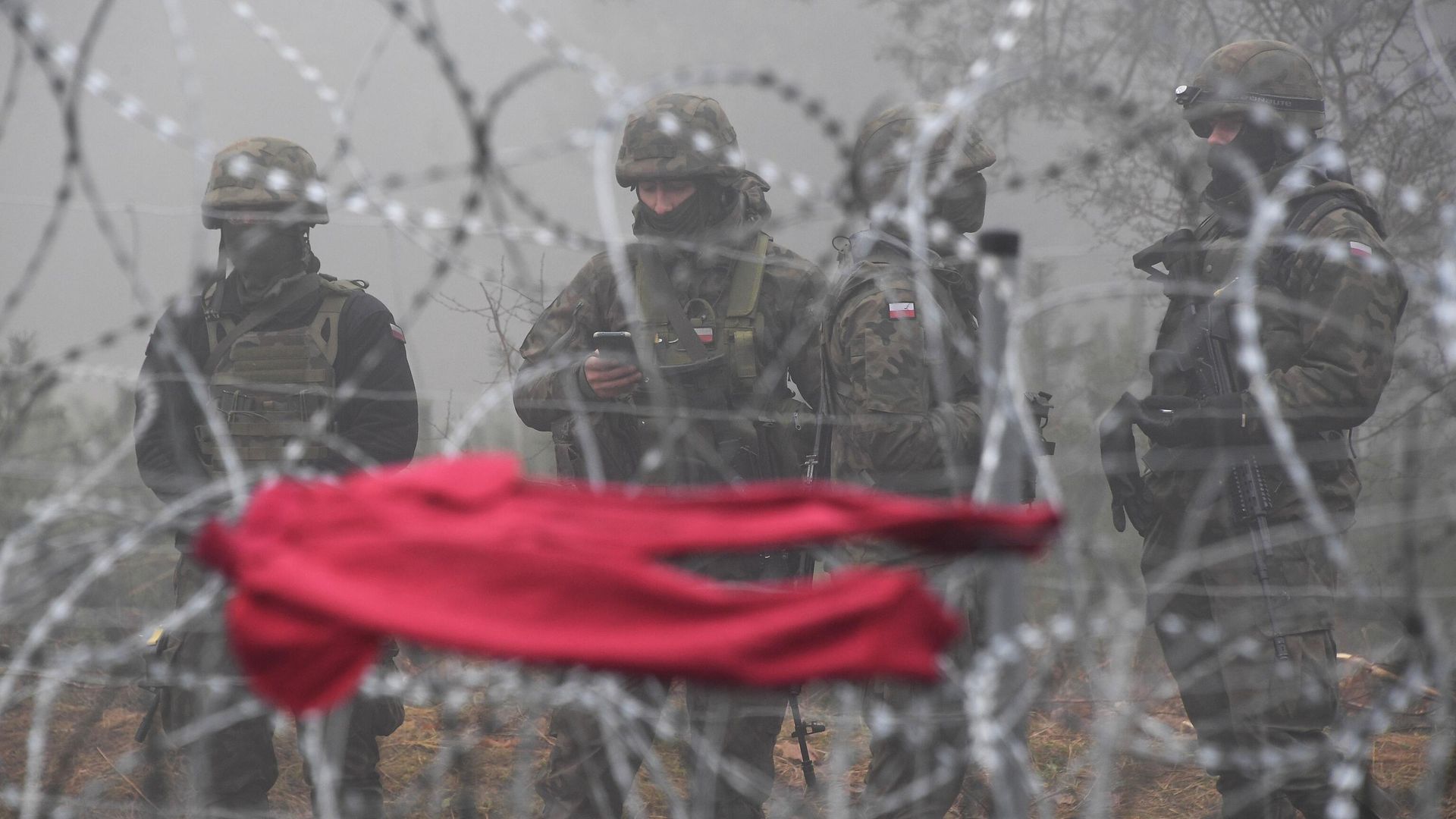 Польские военнослужащие возле заграждения из колючей проволоки у лагеря нелегальных мигрантов на белорусско-польской границе Польские военнослужащие возле заграждения из колючей проволоки у лагеря нелегальных мигрантов на белорусско-польской границе - РИА Новости, 1920, 13.11.2021