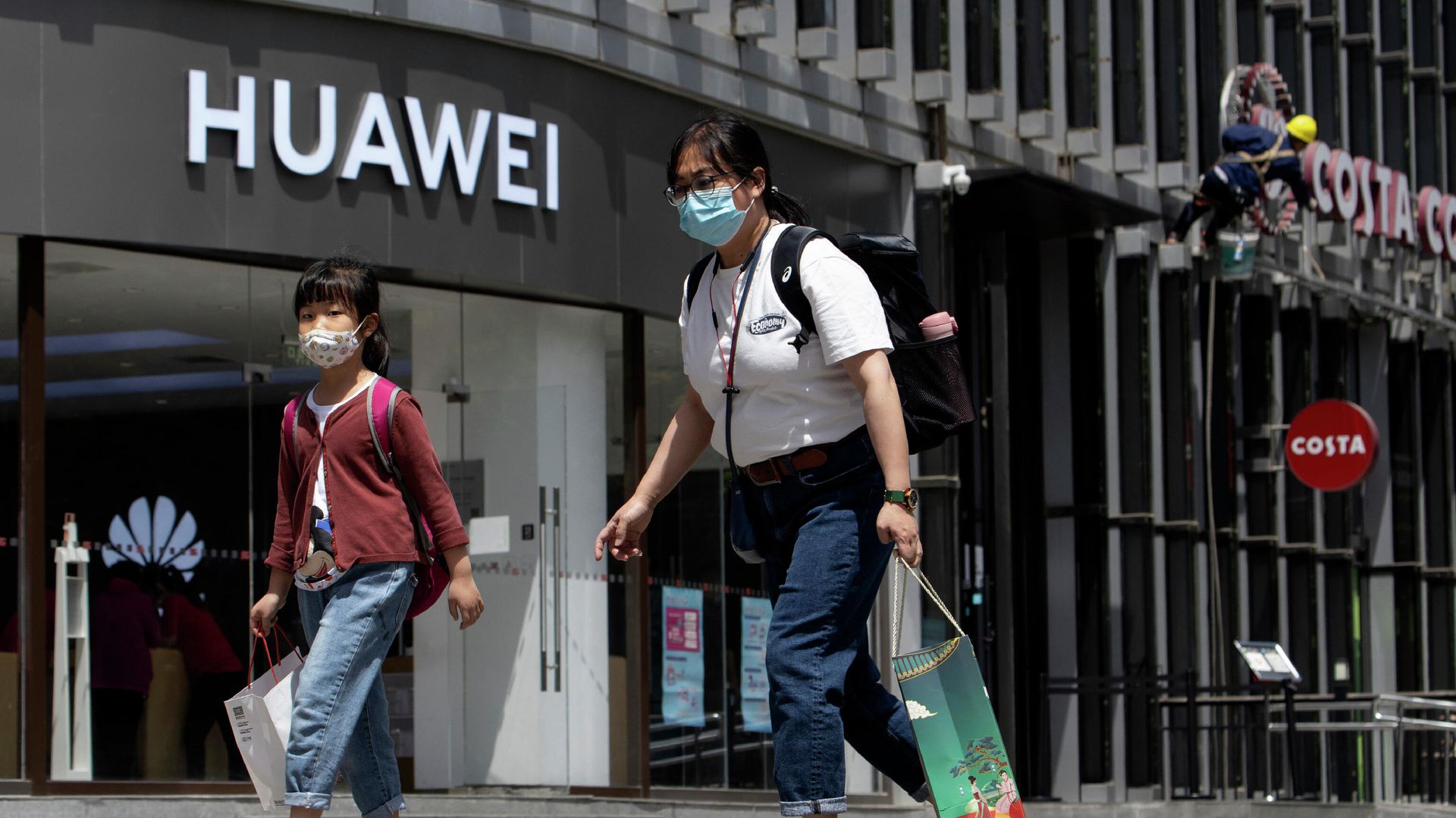 Люди проходят мимо магазина Huawei в Пекине Люди проходят мимо магазина Huawei в Пекине - РИА Новости, 1920, 13.11.2021
