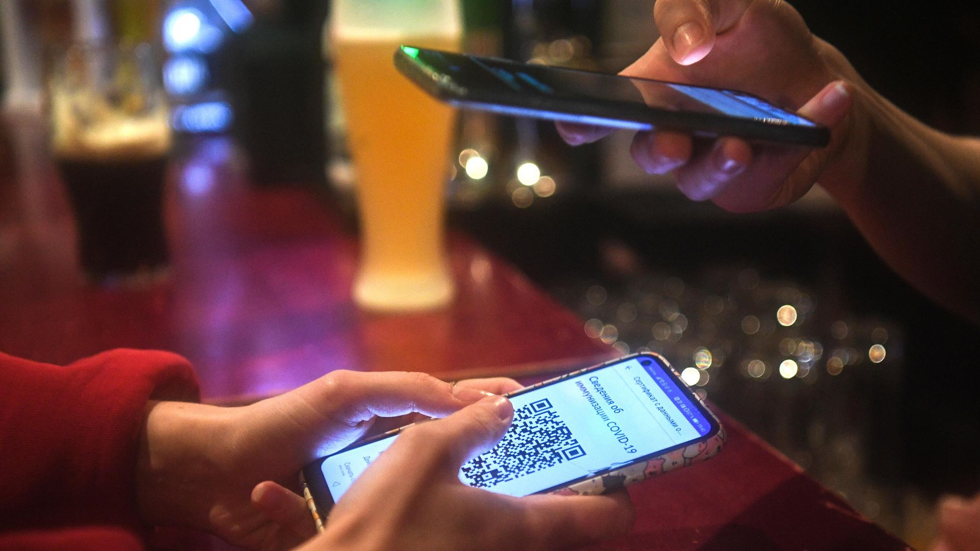 Бармен проверяет QR-код у посетительницы бара Бармен проверяет QR-код у посетительницы бара - РИА Новости, 1920, 16.11.2021