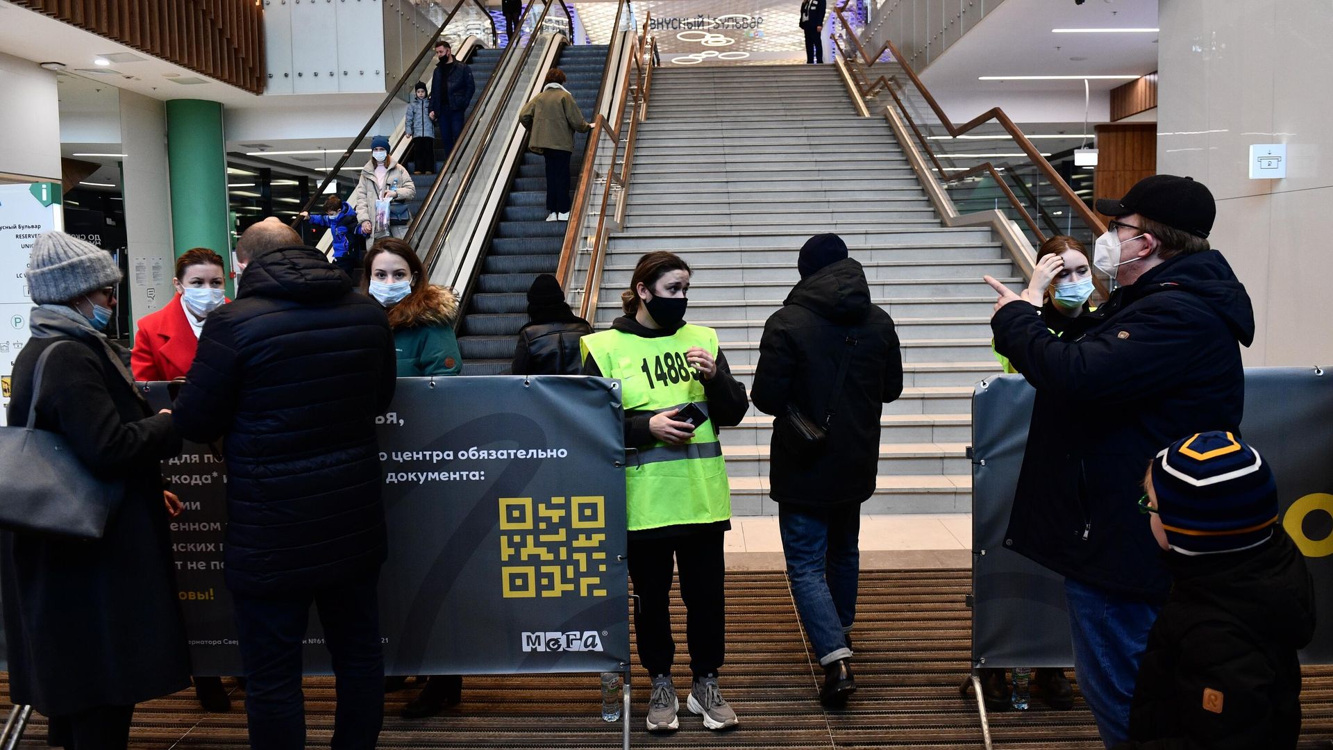 Проверка QR-кодов вакцинации от COVID-19 на входе в ТРЦ Мега в Екатеринбурге. Проверка QR-кодов вакцинации от COVID-19 на входе в ТРЦ Мега в Екатеринбурге. - РИА Новости, 1920, 12.11.2021
