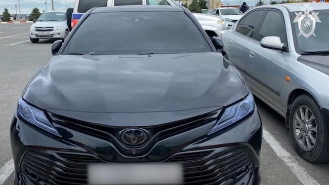 Автомобиль Toyota Camry, который пытались остановить полицейские на КПП аэропорта Махачкалы