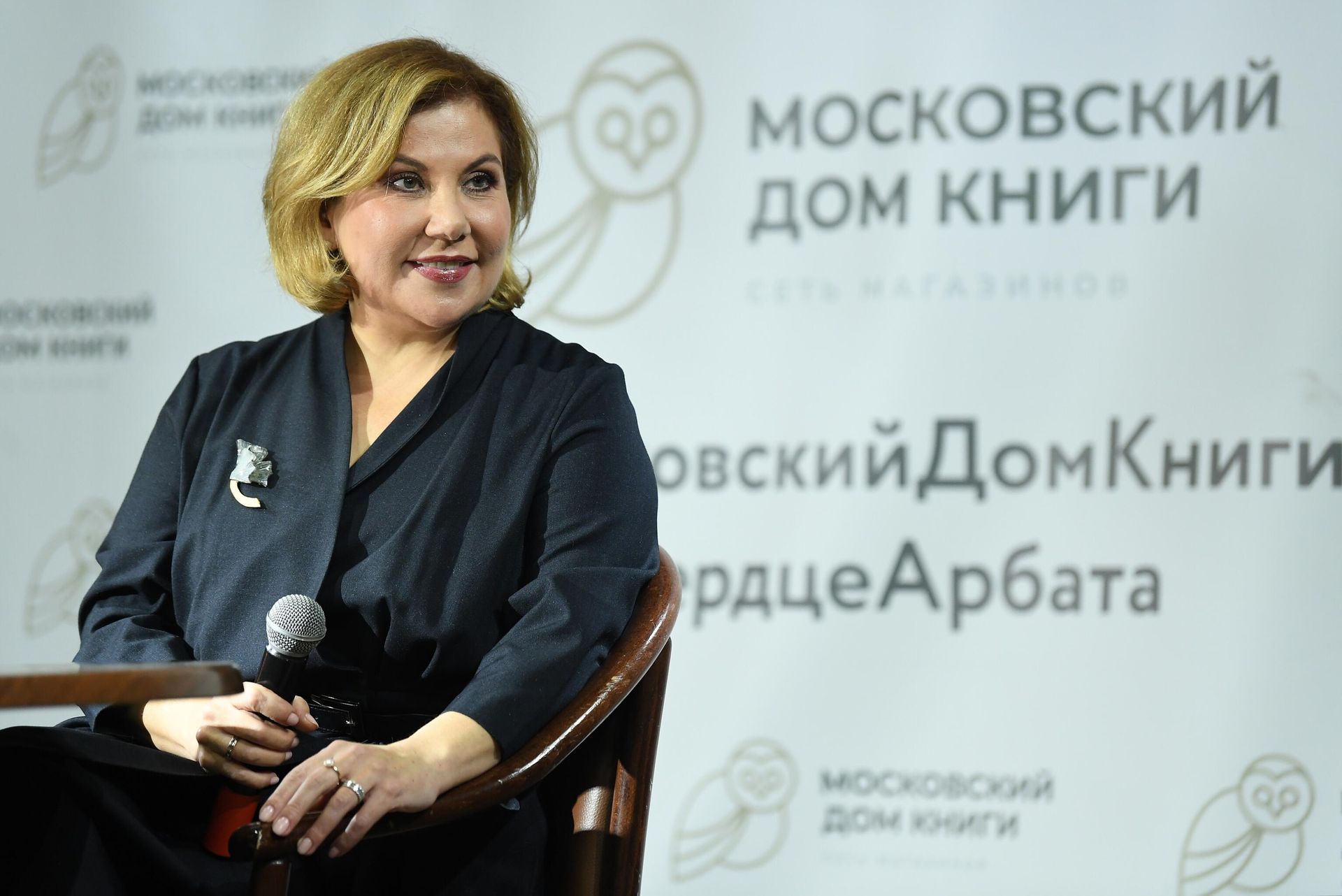 Актриса Марина Федункив во время презентации своей книги Жизнь сквозь смех. Реальная история нереальной женщины Актриса Марина Федункив во время презентации своей книги Жизнь сквозь смех. Реальная история нереальной женщины - РИА Новости, 1920, 24.04.2025