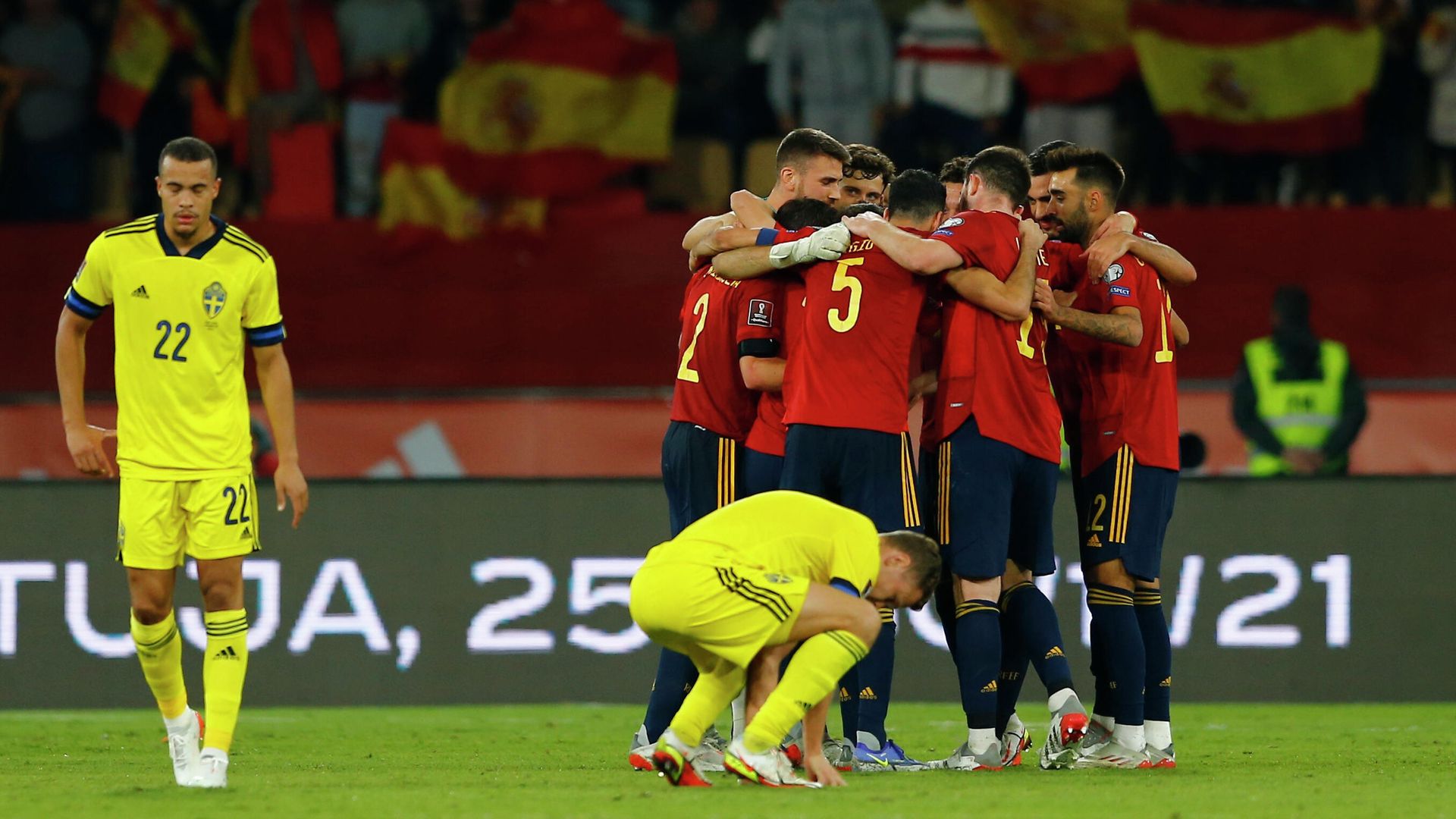 Soccer Football - World Cup - UEFA Qualifiers - Group B - Spain v Sweden - Estadio de La Cartuja, Seville, Spain - November 14, 2021 Spain players celebrate after qualifying for the Qatar 2022 World Cup REUTERS/Marcelo Del Pozo Soccer Football - World Cup - UEFA Qualifiers - Group B - Spain v Sweden - Estadio de La Cartuja, Seville, Spain - November 14, 2021 Spain players celebrate after qualifying for the Qatar 2022 World Cup REUTERS/Marcelo Del Pozo - РИА Новости, 1920, 15.11.2021