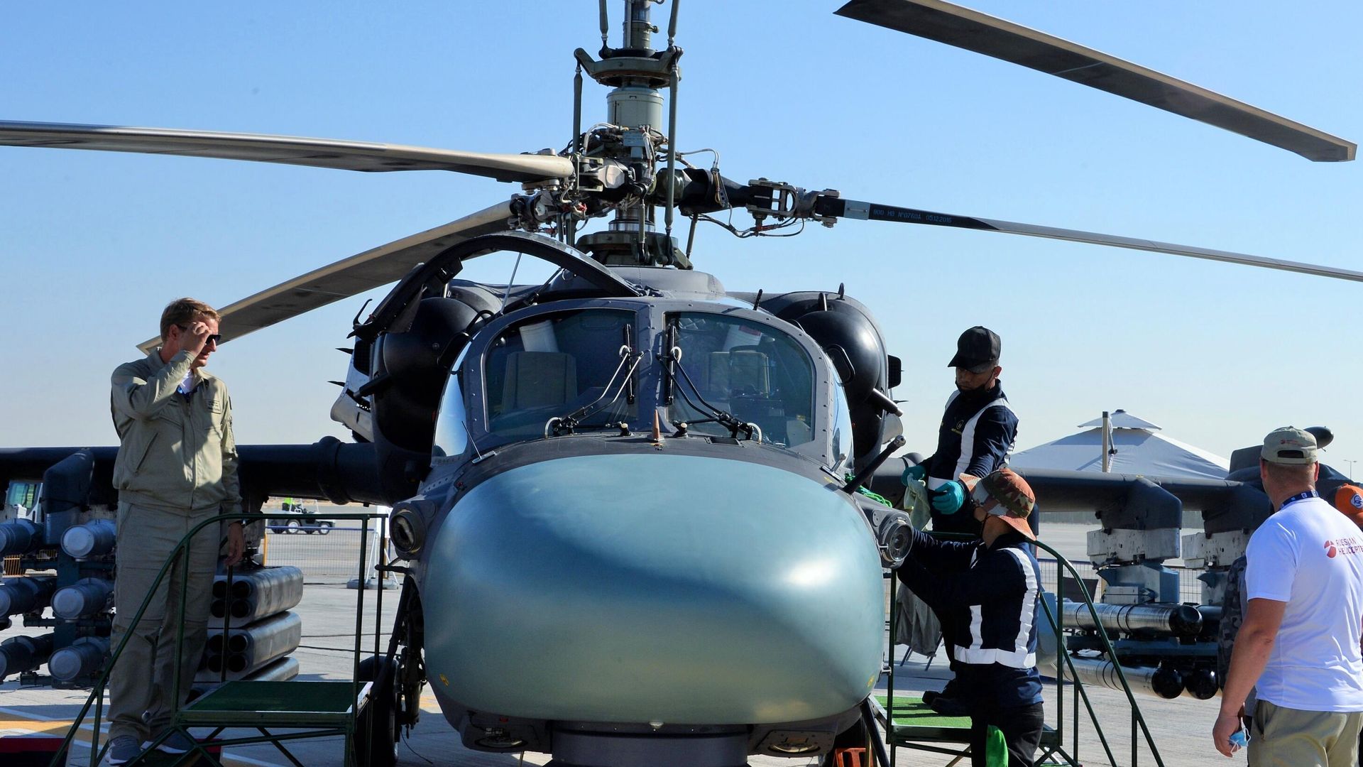Разведывательно-ударный вертолет нового поколения Ка-52 Аллигатор, представленный на авиакосмическом салоне Dubai Airshow 2021 в Дубае - РИА Новости, 1920, 29.11.2021