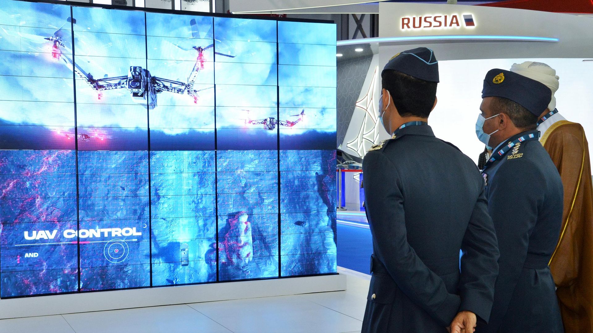 Посетители авиакосмического салона Dubai Airshow в Дубае - РИА Новости, 1920, 13.11.2025