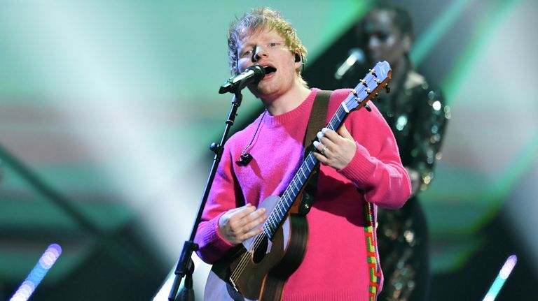 Эд Ширан выступает на церемонии вручения премии MTV Europe Music Awards 2021 Эд Ширан выступает на церемонии вручения премии MTV Europe Music Awards 2021