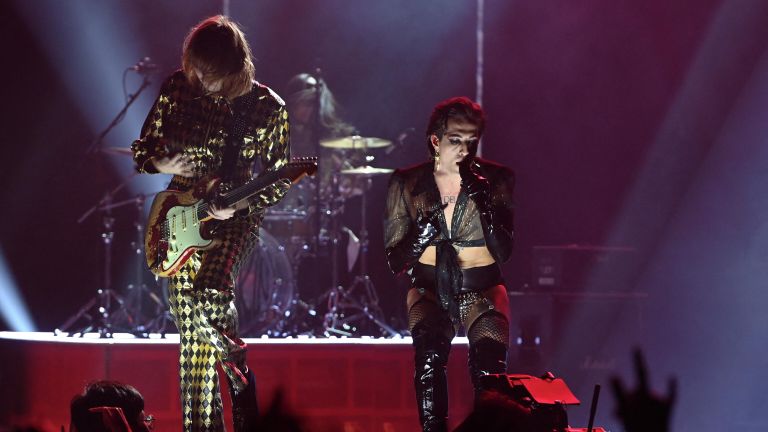 Итальянская рок-группа Maneskin выступает на церемонии вручения премии MTV Europe Music Awards 2021 Итальянская рок-группа Maneskin выступает на церемонии вручения премии MTV Europe Music Awards 2021