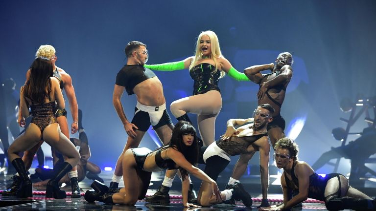 Kim Petras выступает на церемонии вручения премии MTV Europe Music Awards 2021 Kim Petras выступает на церемонии вручения премии MTV Europe Music Awards 2021