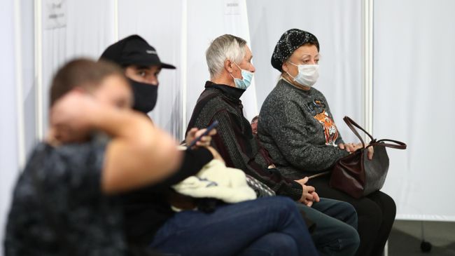 Люди в очереди в пункте вакцинации от коронавируса Covid-19