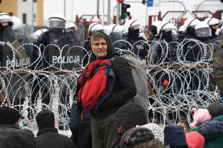 Мигранты на белорусско-польской границе в районе пограничного перехода Кузница Мигранты на белорусско-польской границе в районе пограничного перехода Кузница