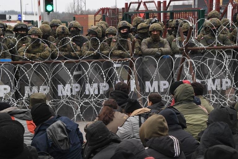 Польские военнослужащие на белорусско-польской границе в районе пограничного перехода Кузница Польские военнослужащие на белорусско-польской границе в районе пограничного перехода Кузница