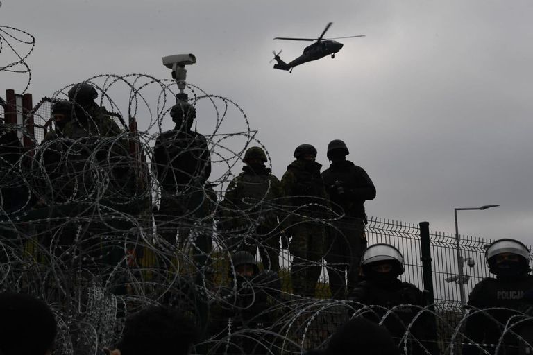 Польские военнослужащие на белорусско-польской границе в районе пограничного перехода Кузница Польские военнослужащие на белорусско-польской границе в районе пограничного перехода Кузница