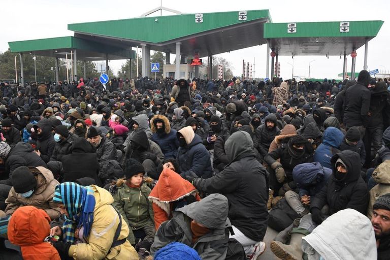Мигранты на белорусско-польской границе в районе пограничного перехода Кузница Мигранты на белорусско-польской границе в районе пограничного перехода Кузница