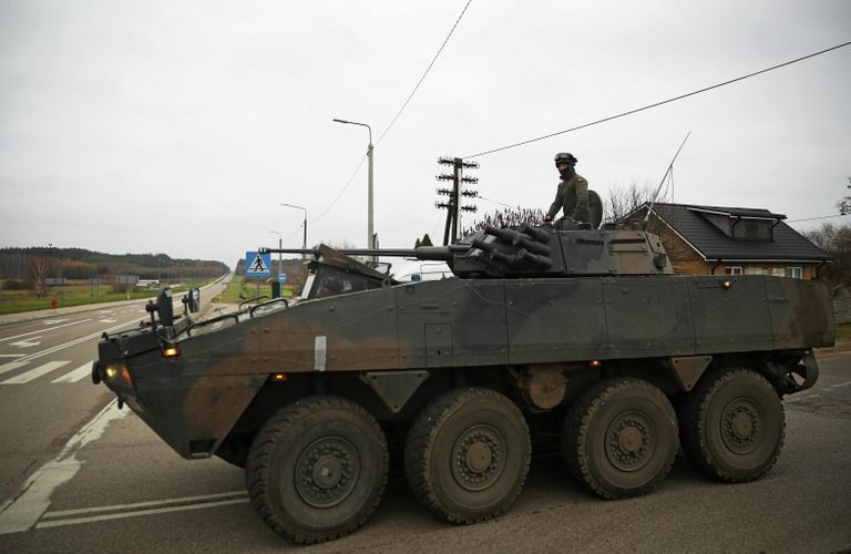 Польский военнослужащий на бронетранспортере. 15 ноября 2021 года Польский военнослужащий на бронетранспортере. 15 ноября 2021 года