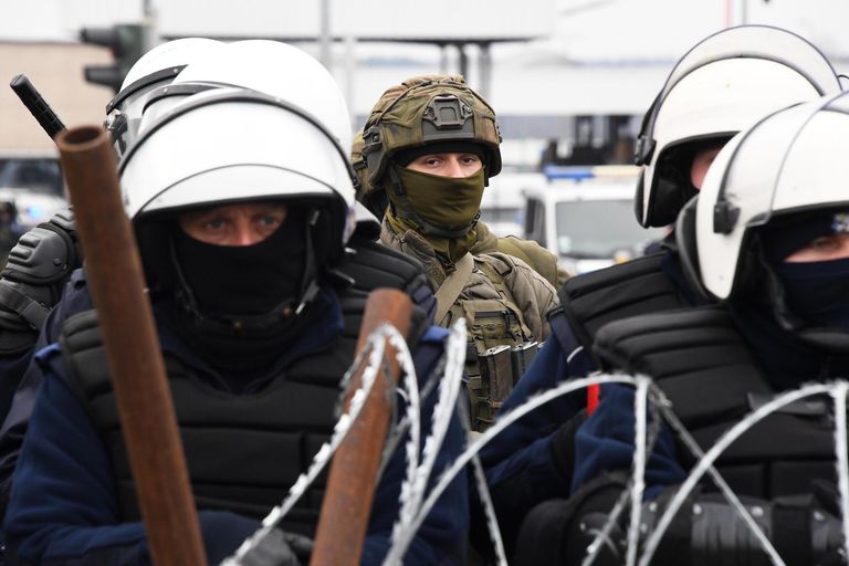 Сотрудники польских правоохранительных органов у пункта пропуска Кузница – Брузги на польско-белорусской границе, где со стороны Белоруссии собрались беженцы с Ближнего Востока с целью пересечь границу Сотрудники польских правоохранительных органов у пункта пропуска Кузница – Брузги на польско-белорусской границе, где со стороны Белоруссии собрались беженцы с Ближнего Востока с целью пересечь границу