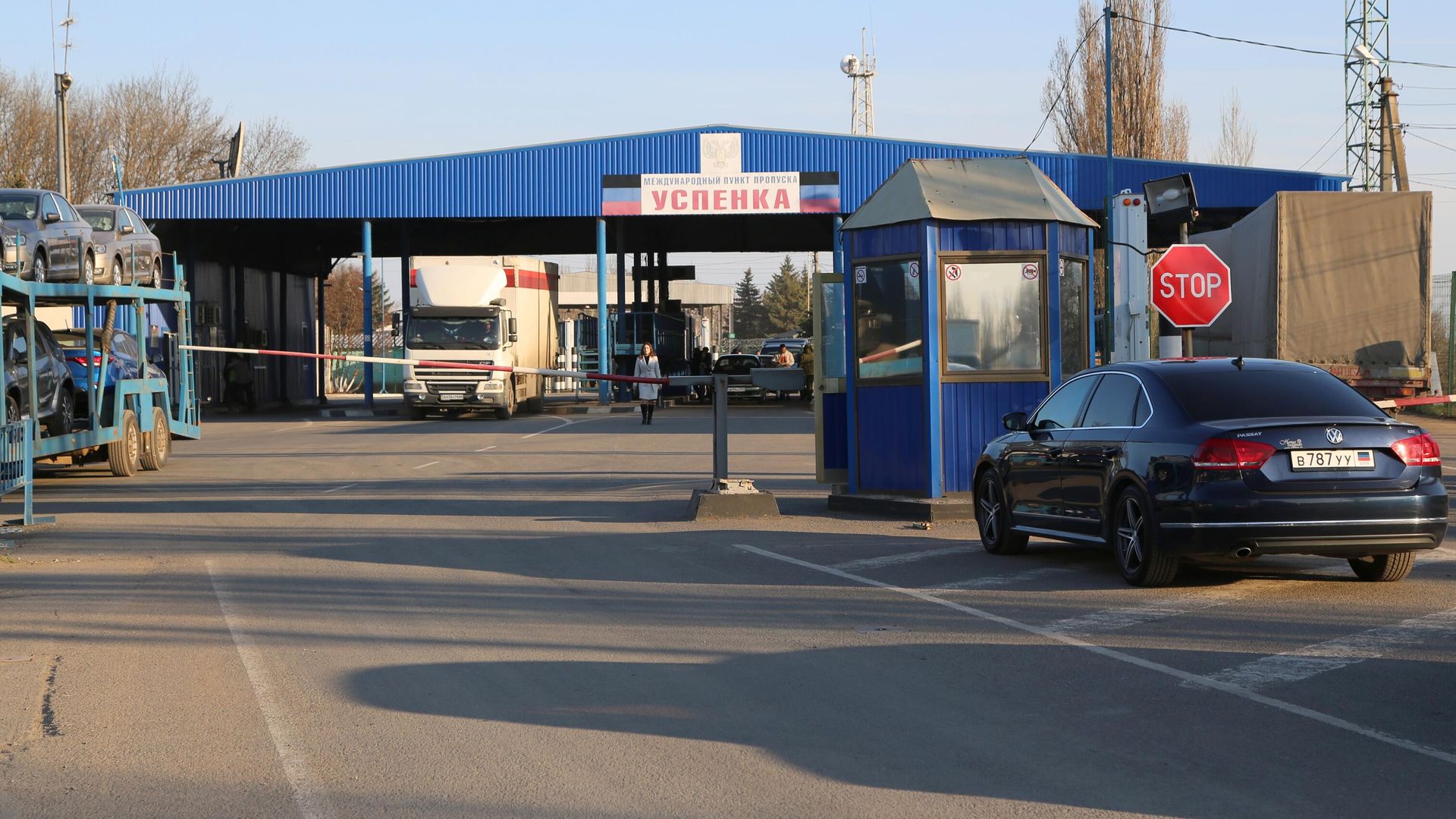 Автомобили на контрольно-пропускном пункте Успенка в Донецкой области Автомобили на контрольно-пропускном пункте Успенка в Донецкой области - РИА Новости, 1920, 18.02.2022