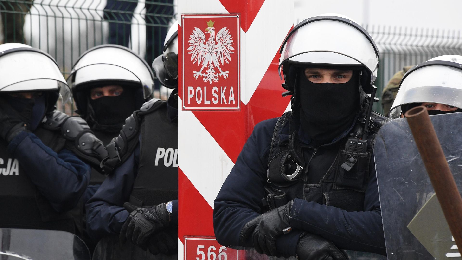 Сотрудники польских правоохранительных органов у пункта пропуска Кузница – Брузги на польско-белорусской границе Сотрудники польских правоохранительных органов у пункта пропуска Кузница – Брузги на польско-белорусской границе - РИА Новости, 1920, 16.11.2021